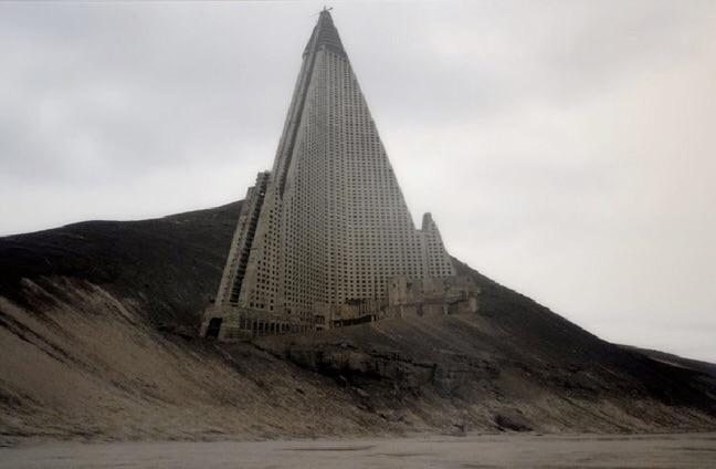 «هتل شوم» یا «هتل نفرین شده» (Hotel of Doom) در کره شمالی