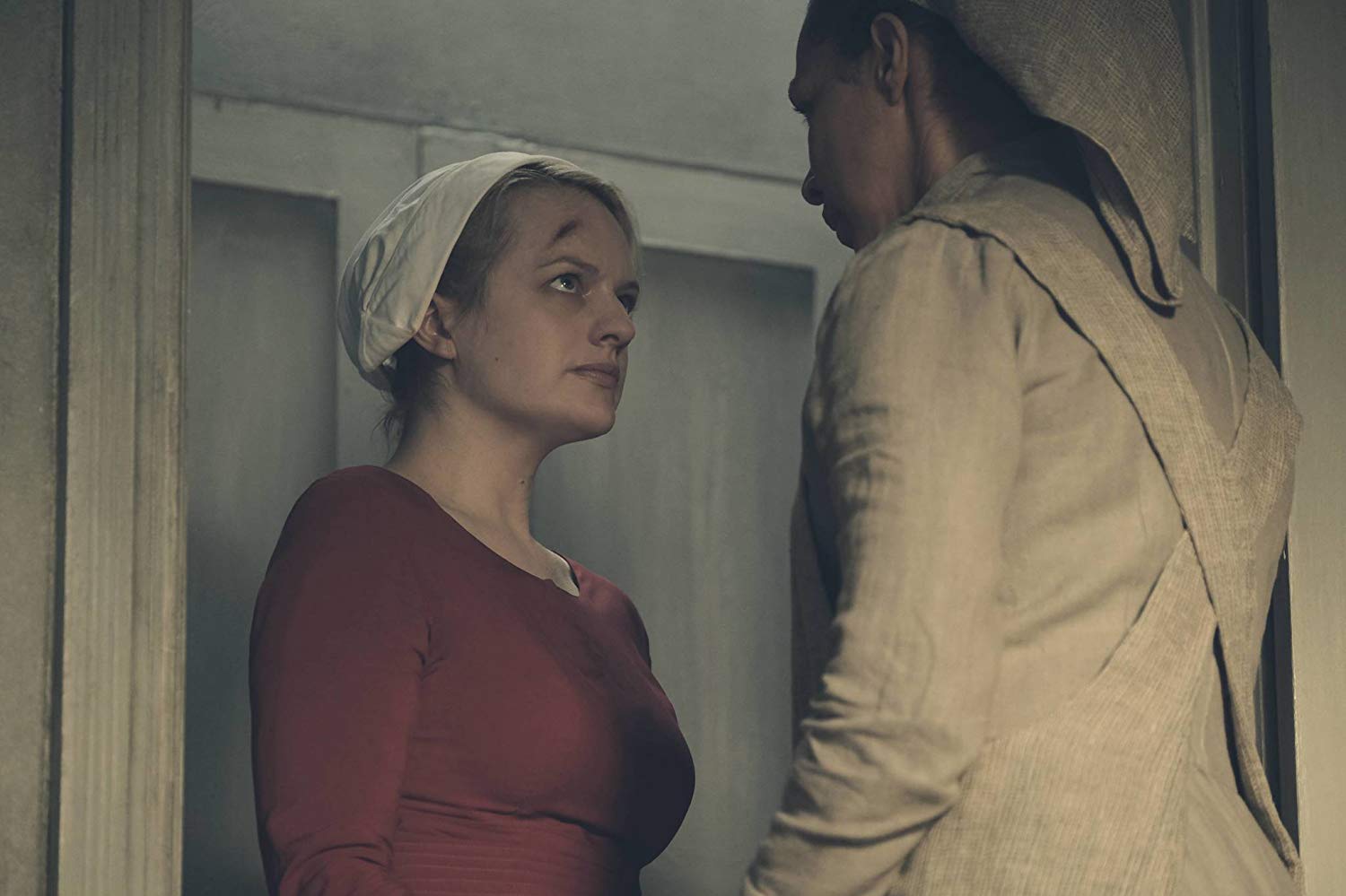 سریال «سرگذشت ندیمه» (The Handmaid's Tale) که بر اساس رمانی پرفروش از مارگارت اتوود به همین نام ساخته شده از همان فصل اول خود که در سال 2017 از شبکه Hulu منتشر شد