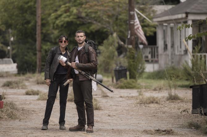 سریال «مردگان متحرک» (The Walking Dead) یکی از آن دسته سریال هایی است که به یک دنیای تلویزیونی تبدیل شده و مدیران شبکه AMC با سرمایه گذاری گسترده روی آن در حال ساخت سریال ها و فیلم های تلویزیونی متعددی بر اساس داستان زامبی محور آن هستند.