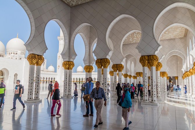 مسجد جامع شیخ زاید ابوظبی بزرگ ترین و زیباترین مسجد امارات متحده عربی به شمار آمده و تنها در نیمه اول سال جاری، 4 میلیون گردشگر از آن بازدید کرده اند.