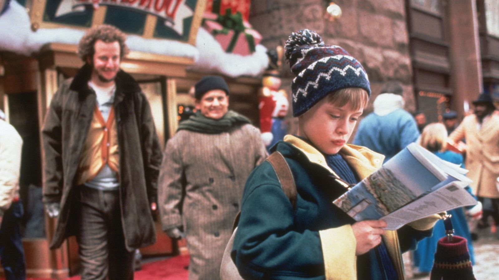 سکانس مربوط به حضور کوتاه دونالد ترامپ، رییس جمهور ایالات متحده در کمدی کلاسیک «تنها در خانه 2: گمشده در نیویورک سیتی» (Home Alone 2: Lost in New York City) که یک فیلم با بن مایه جشن و تعطیلات کریسمس است در بازپخش این فیلم در کانادا حذف شد